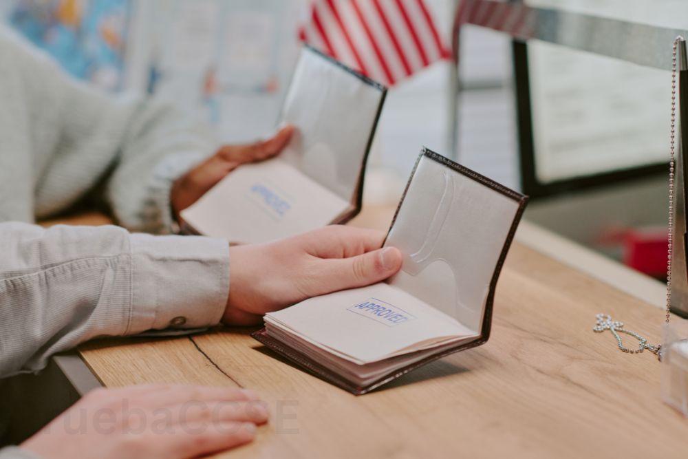 Pasaporte y tarjeta de residencia para el examen CCSE